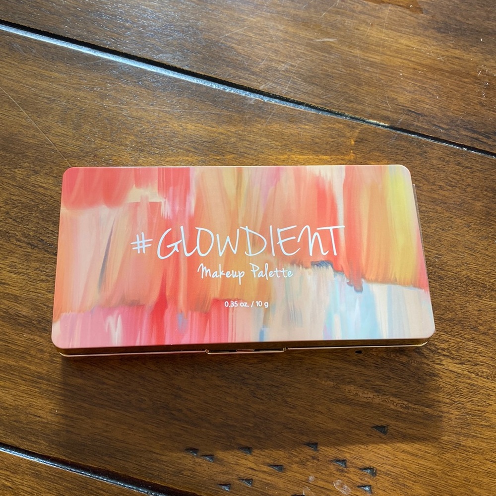 #Glowdient Makeup Pallette